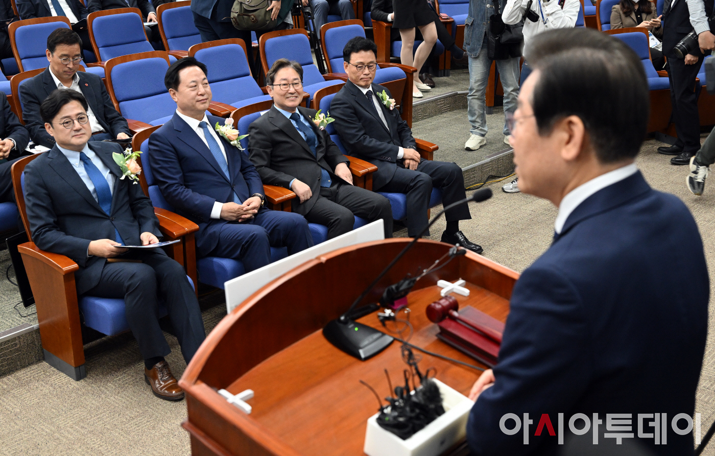 [포토] 이재명 대표 발언 듣는 원내대표 후보들 - 아시아투데이