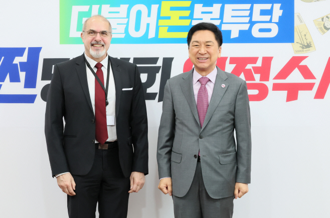 콜린 필립 르포르 주한프랑스대사와 기념 촬영하는 김기현 대표