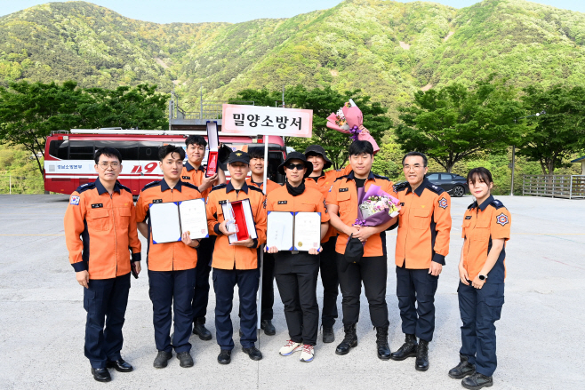 조인재 경남소방본부장과 밀양소방서 소방대원들)