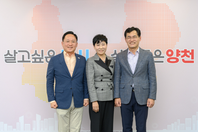 구청 회의실에서 기념촬영 중인 이기재 양천구청장
