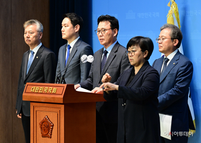 [포토] 박광온 원내대표 '민주당 신임 원내대표단 소개'
