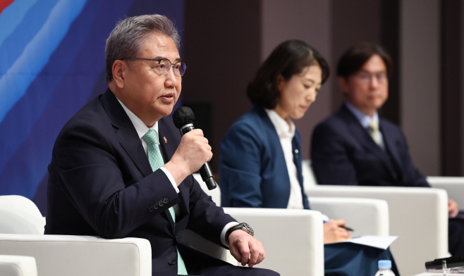 한미정상회담 성과 설명하는 박진 장관<YONHAP NO-2410>