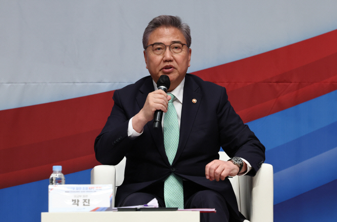 한미정상회담 성과 설명하는 박진 장관<YONHAP NO-2409>