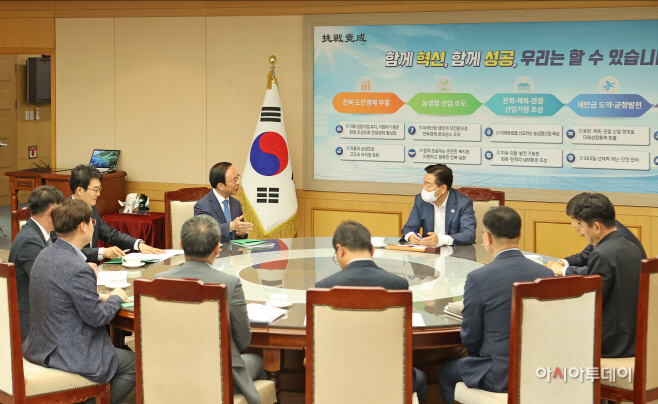 1. 김관영 전북도지사 KTX 임실역 정차 적극 앞장…탄력받나
