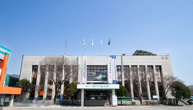 도시미관 위해 정당 현수막 지정 게시대를 운영하는 연천군/제
