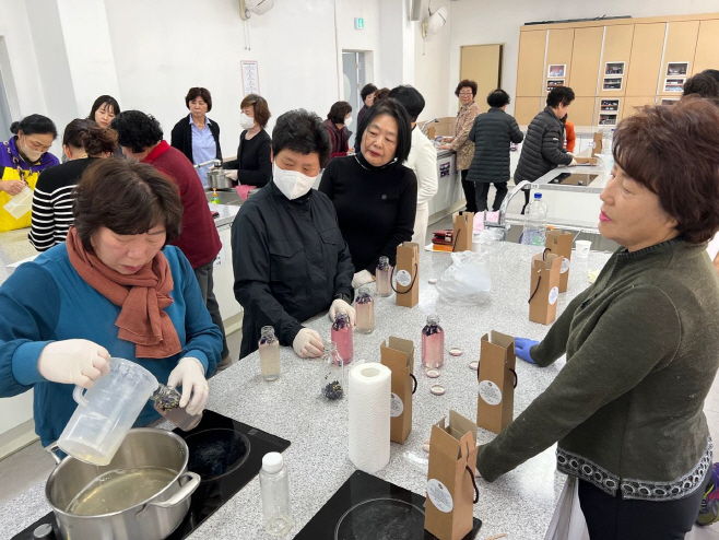 보은군 생활건강연구회원들이 보라팬지청과 사과계피청을 만드