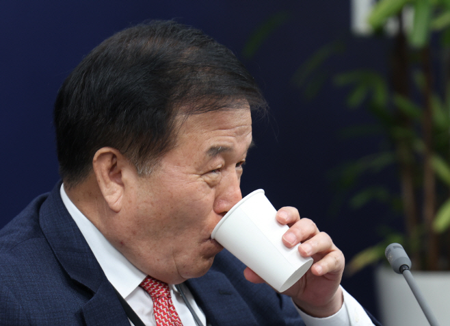 목 축이는 이진복 정무수석