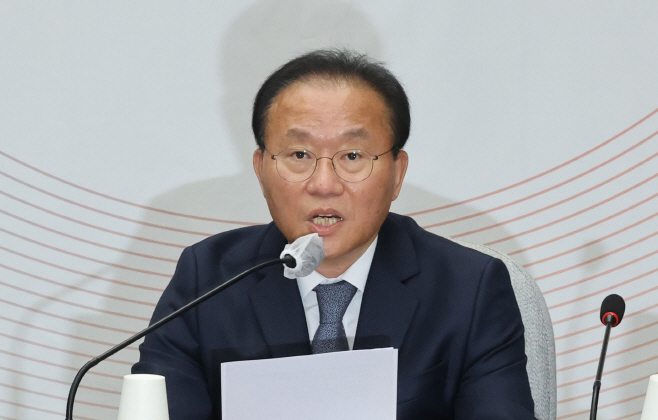 원내대책회에서 발언하는 윤재옥 원내대표