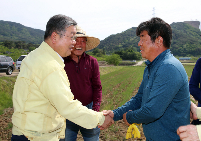 20230502-밀양시 첫 모내기 시작(1)