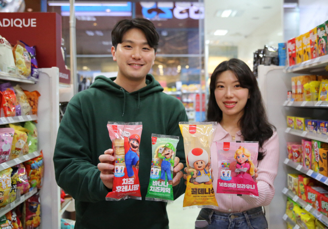 GS25에서 모델들이 슈퍼마리오빵을 들고 포즈를 취하고 있다