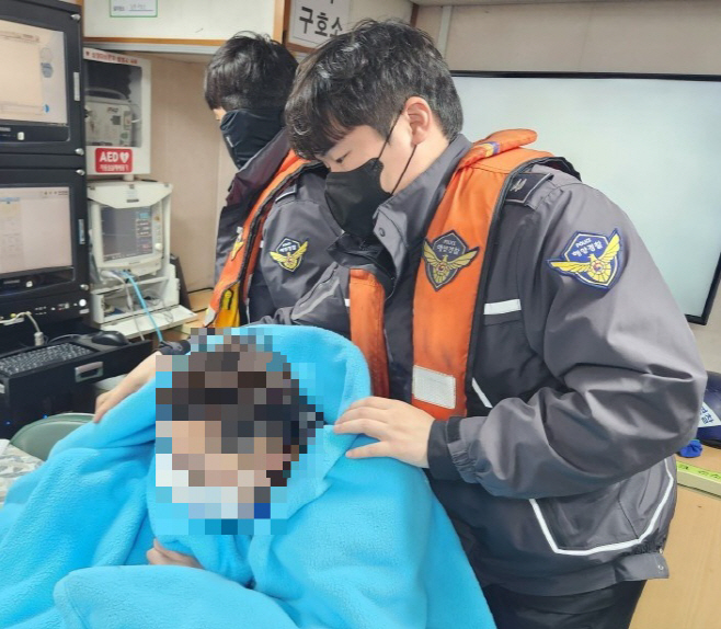 오한을 호소하는 외국인 선원을 조치하고 있다.