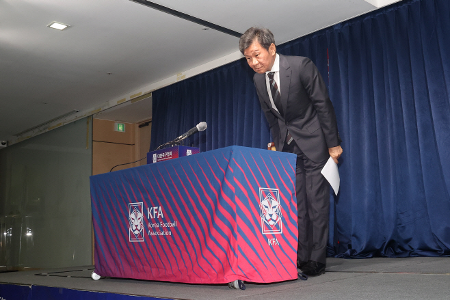 신임 이사진 명단 발표 마친 정몽규 회장<YONHAP NO-2174>