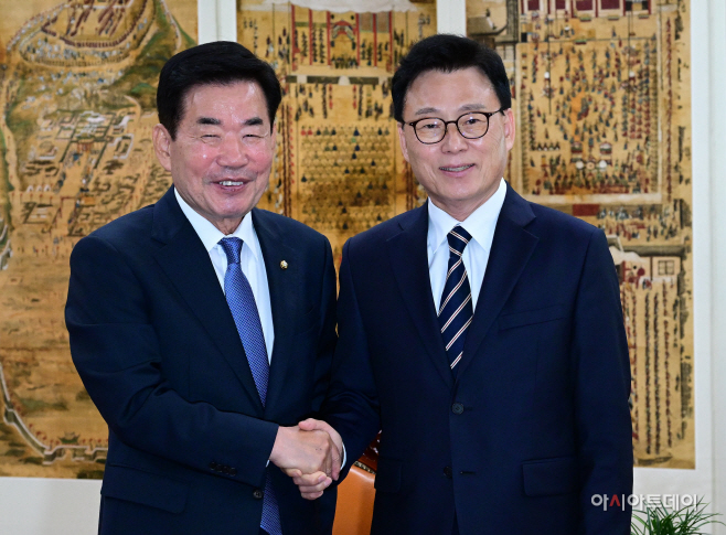 [포토] 악수 나누는 김진표 국회의장과 박광온 민주당 신임 원내대표