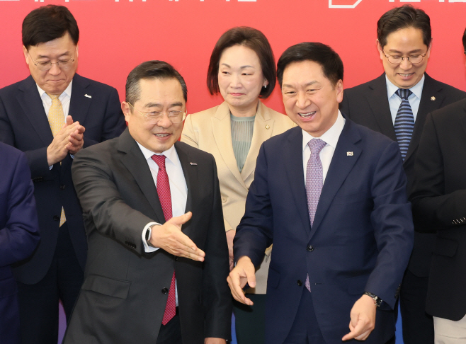 기념촬영 마친 국민의힘 김기현 대표와 구자열 한국무역협회장