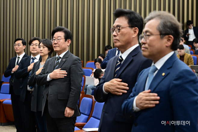 [포토] 국민의례하는 이재명 대표와 박광온 원내대표