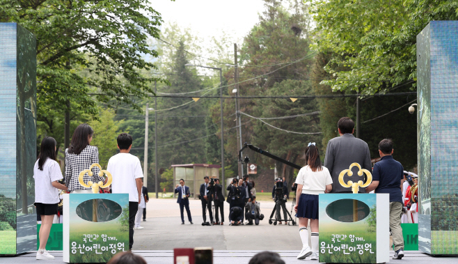 용산어린이정원의 문을 열고<YONHAP NO-2737>