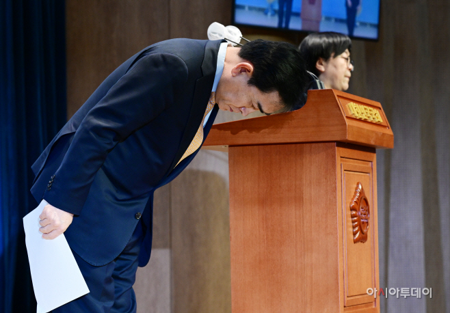 [포토] 고개숙여 인사하는 태영호 최고위원