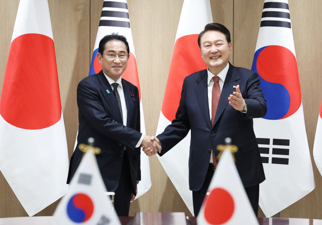확대 회담에서 악수하는 한일 정상