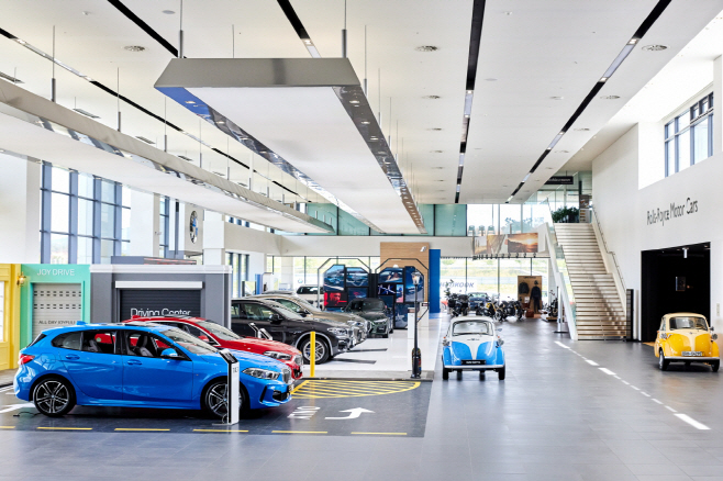 사진1-BMW 드라이빙 센터_1층 전시장 (1)