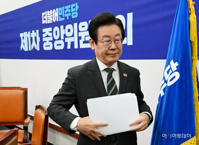 [포토] 회의장 나서는 이재명 대표