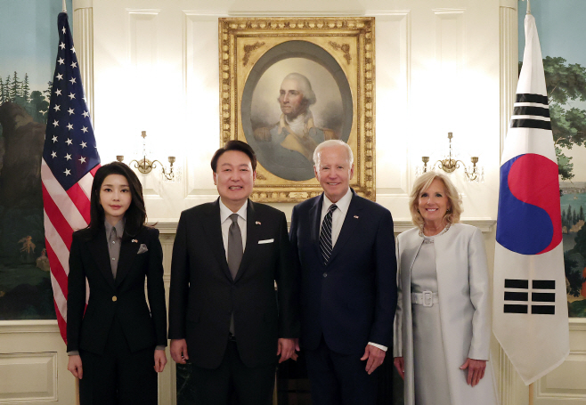 한미 정상 내외, 백악관 관저에서 기념 촬영<YONHAP NO-2934>