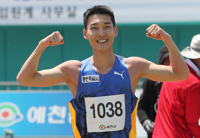활짝 웃는 우상혁<YONHAP NO-2691>