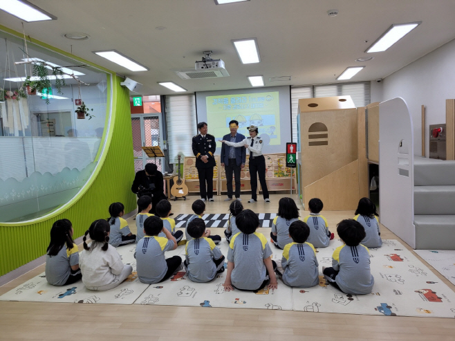 여름철 어린이 통학버스 갇힘 사고 예방 교육을 실시하고 있는