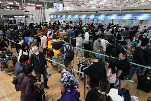 여행객으로 붐비는 인천공항<YONHAP NO-4515>