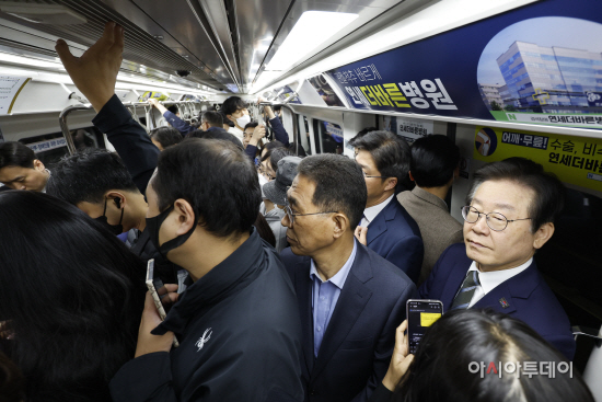 [포토] '콩나물시루' 객차 탑승한 이재명 대표