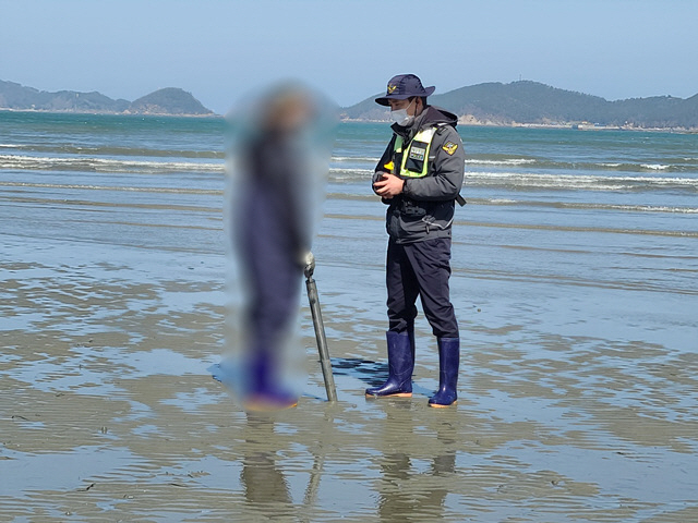군산해경 불법도구 개불펌프 이용 포획행위 적발