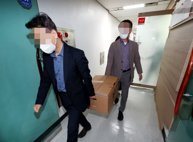 전세사기 건축왕 사무실서 압수품 들고 나오는 검찰