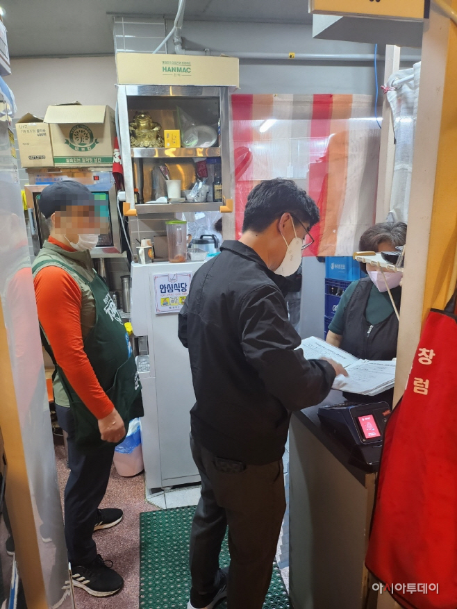 사진1. 음식점 위생점검을 실시하고 있다.