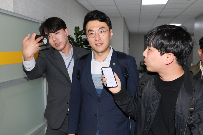 의원회관 의원실 나서는 김남국 의원