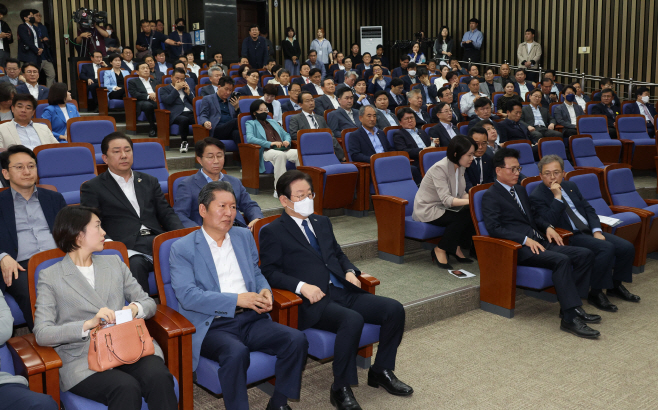 민주당 일부 의원, 의총 전체공개 요구