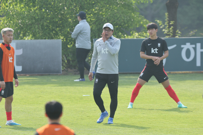 소집훈련 돌입한 황선홍호<YONHAP NO-3924>