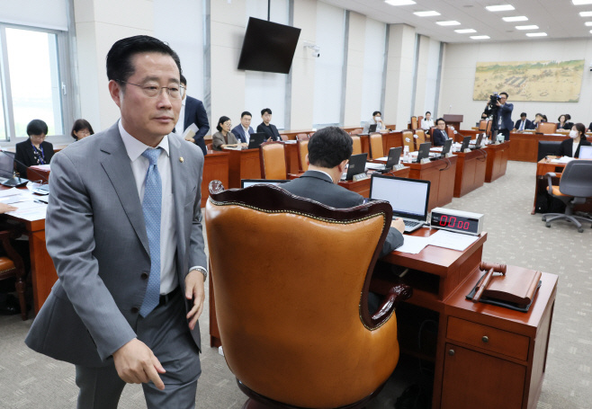 야당 단독 처리에 항의하며 퇴장하는 이태규 교육위 여당 간사