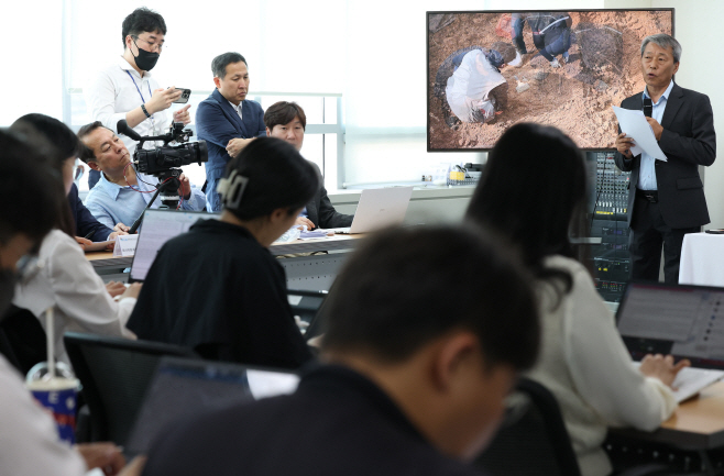 '5·18 계엄군 암매장 증언 장소서 유골 발굴'