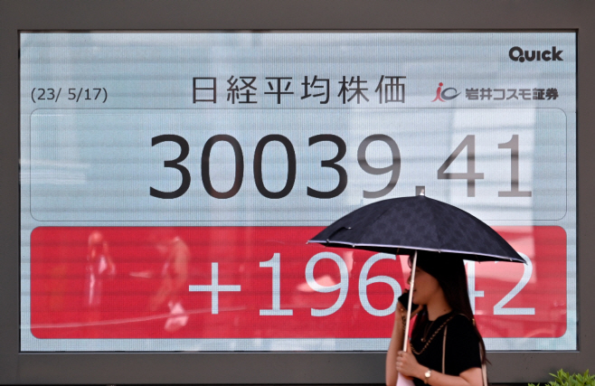 JAPAN-ECONOMY-STOCKS <YONHAP NO-4735> (AFP)