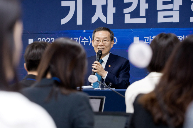 취재진 질문에 답하는 이종호 장관