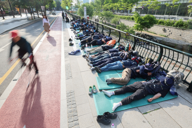 건설노조, 집회 후 서울 도심 노숙