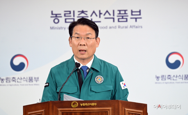 [포토]구제역 발생현황 및 방역강화 대책 발표하는 김인중 차관
