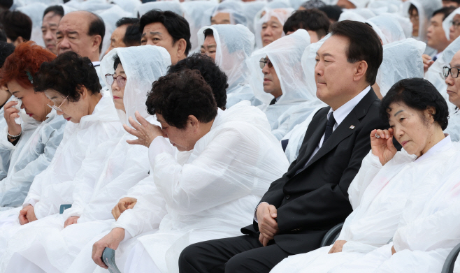 눈물 흘리는 오월어머니회와 윤석열 대통령