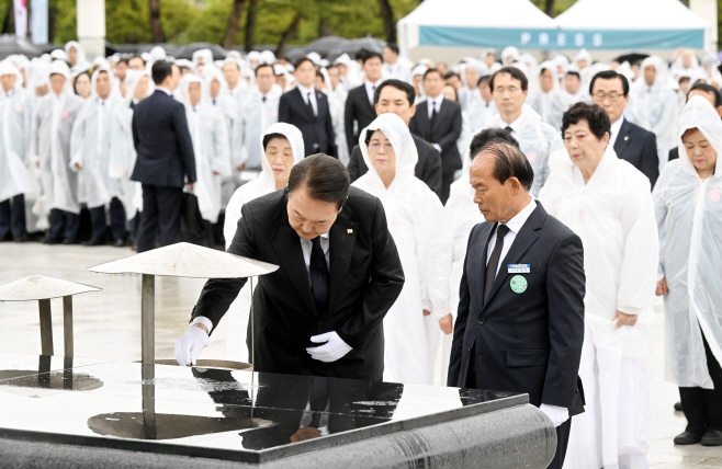 5·18 기념식 분향하는 윤석열 대통령