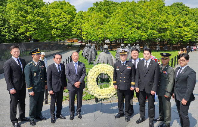 정의선, 현대차그룹 사장단과 미 한국전 참전용사 기념비 참배