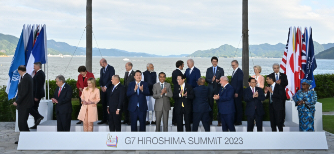 G7 정상회의 기념촬영 마친 각국 정상들