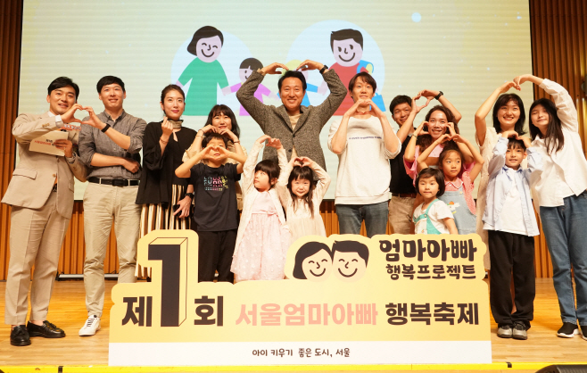 토크쇼를 마치고 포즈를 취한 오세훈 서울시장-1