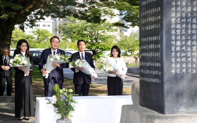 한일 정상 내외, 한국인 원폭 희생자 위령비