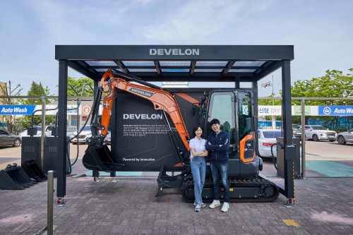 HD현대오일뱅크, 주유소에서 미니굴착기 판다