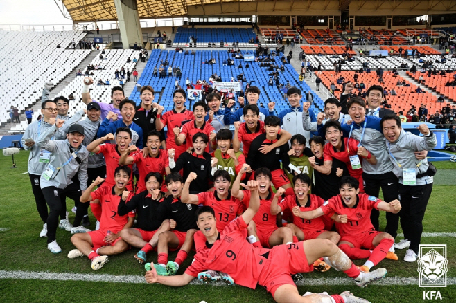 첫 경기 승리 자축하는 축구 대표팀<YONHAP NO-1863>