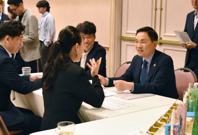 수출상담회에 참석한 조성명 강남구청장